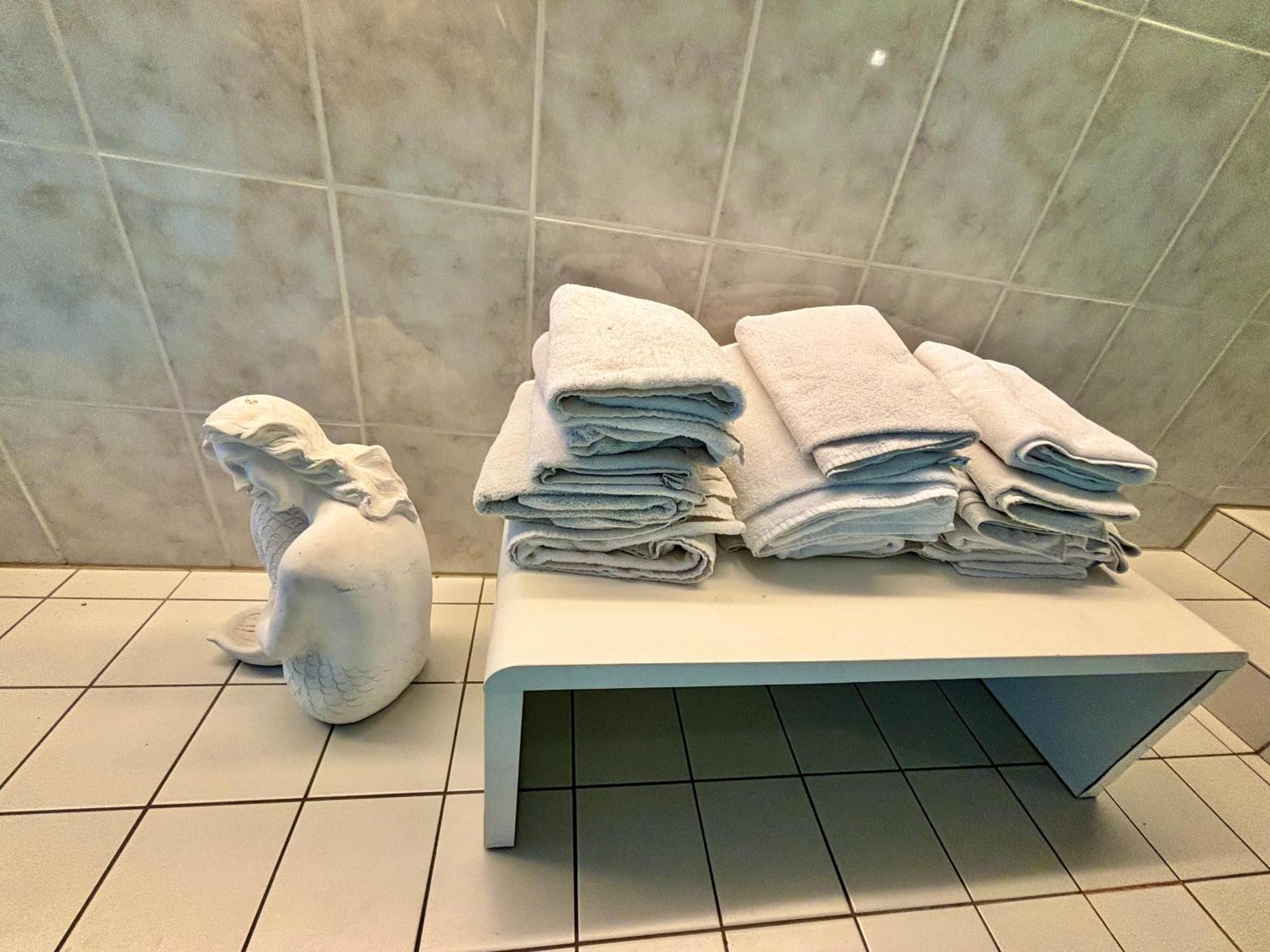 Magisches Doppelzimmer Mit Atemberaubender Wasserfall-Wand In Seligenstadt Exterior foto